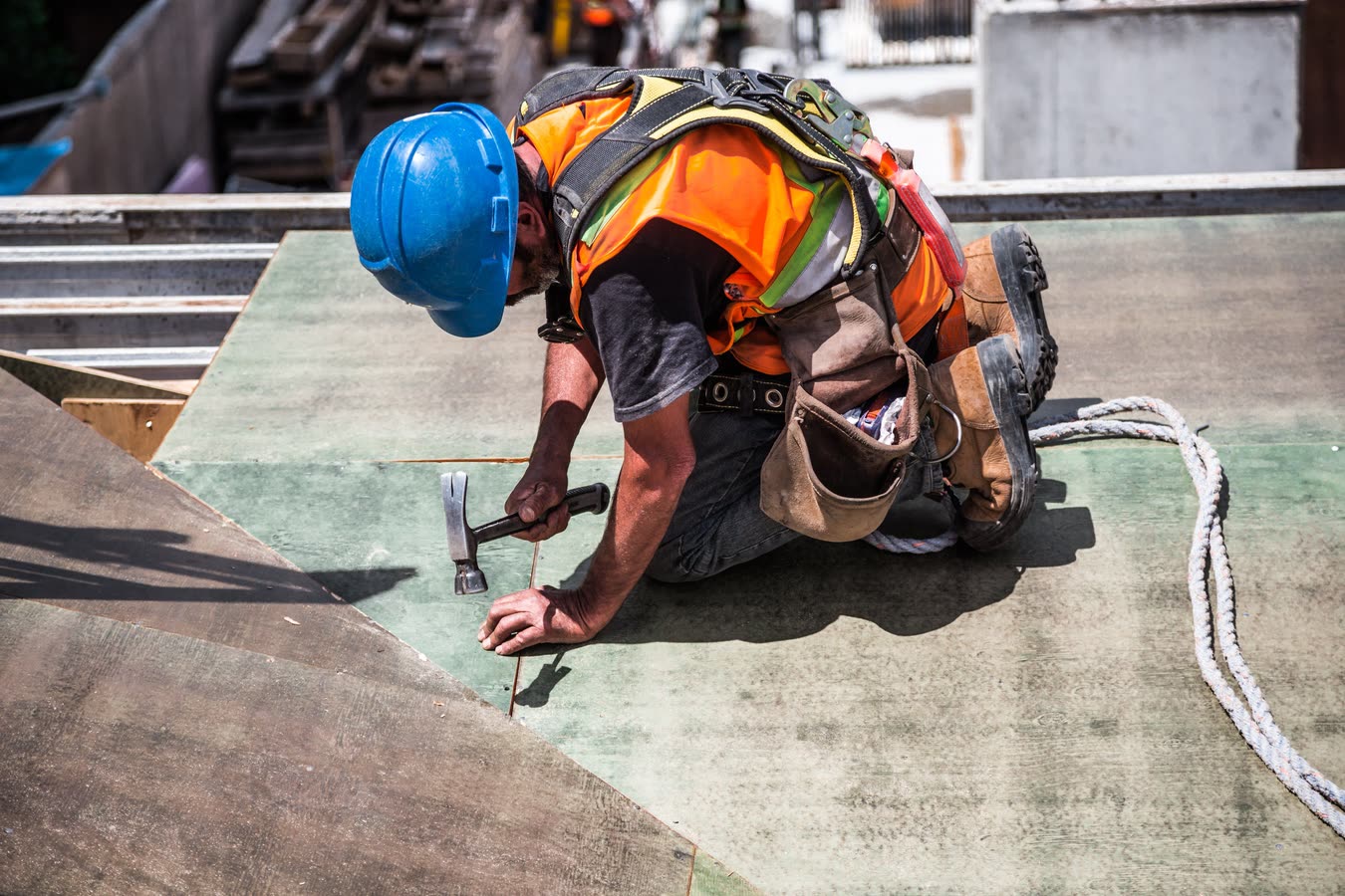 Obrero de la construcción trabajando sobre un encofrado