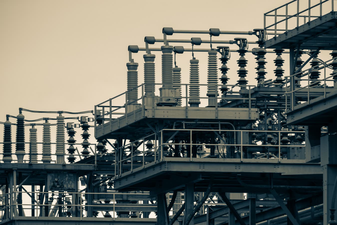 Aisladores y estructuras de una subestación eléctrica